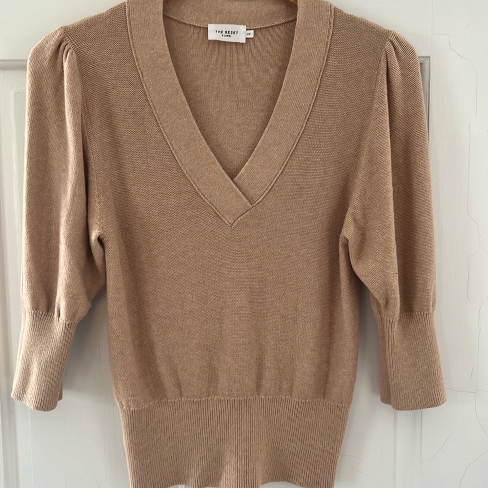 R Label The Reset - The Looker Sweater in Macadamia